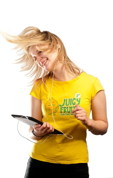 Joven chica atractiva bailando con una tableta — Foto de Stock