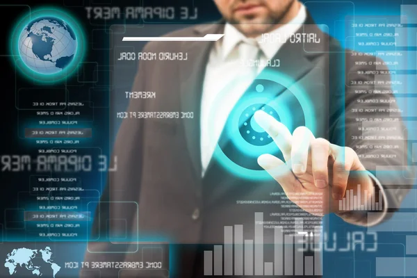 Homens de negócios tocando uma interface touchscreen futurista — Fotografia de Stock