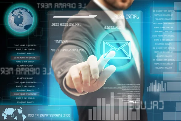 Hombres de negocios tocando una interfaz de pantalla táctil futurista —  Fotos de Stock