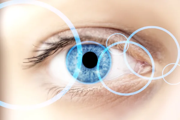 Vista di anelli blu in un bellissimo occhio di donna blu, tecnologia co — Foto Stock