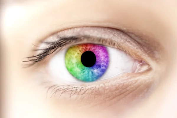 Blick auf Regenbogenfarben in einem Frauenauge, Make-up concep — Stockfoto