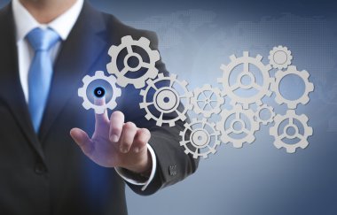 fütüristik dokunmatik ekran arayüzü bir düğmeye dokunarak bir adam