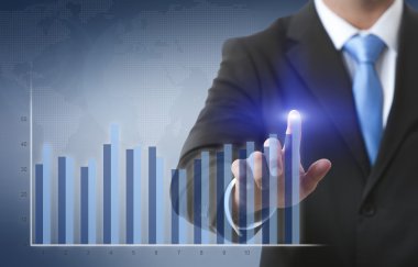 fütüristik dokunmatik ekran arayüzü bir düğmeye dokunarak bir adam