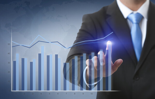 Человек, касающийся кнопки на футуристическом сенсорном интерфейсе
