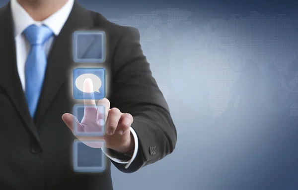 Un hombre tocando un botón en una interfaz futurista de pantalla táctil —  Fotos de Stock