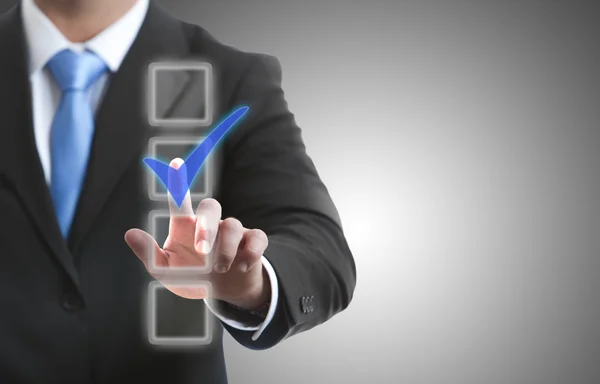 Un hombre tocando un botón en una interfaz futurista de pantalla táctil — Foto de Stock