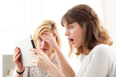 önemli haber tablet üzerinde okuma öğrenme kızlar 