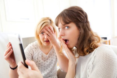 önemli haber tablet üzerinde okuma öğrenme kızlar 
