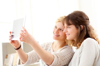 selfie tablet ile fotoğraf çekerken Divan kızlar