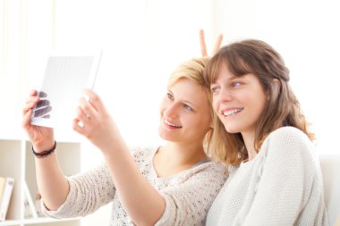 selfie tablet ile fotoğraf çekerken Divan kızlar