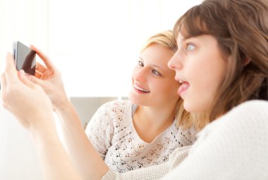 Kızlar selfie fotoğrafını smartphone ile Divan
