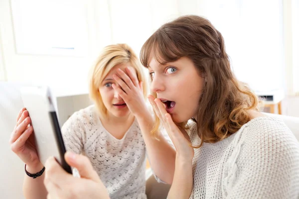 Girls learning important news reading on tablet — Stock Photo, Image