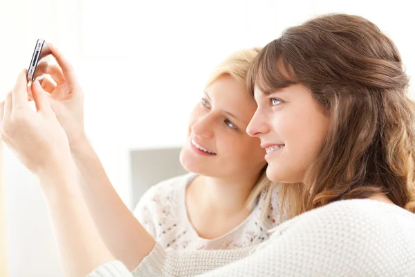 Lányok a selfie képet, a smartphone kanapé — Stock Fotó