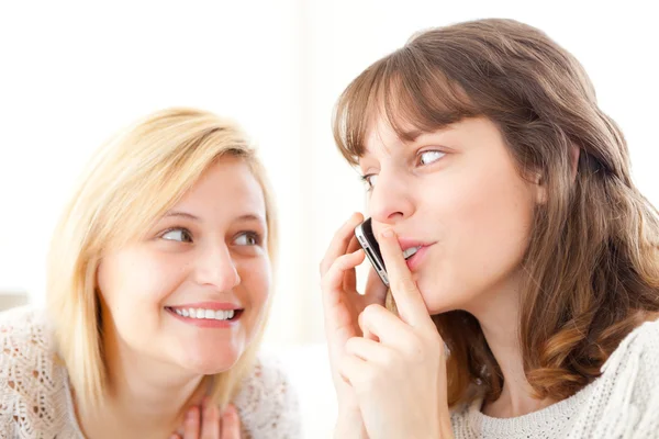 Loira tentando ouvir uma conversa em um smartphone — Fotografia de Stock