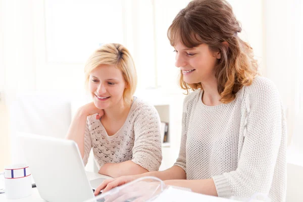 Two students girls working on a laptop — Stock Photo, Image