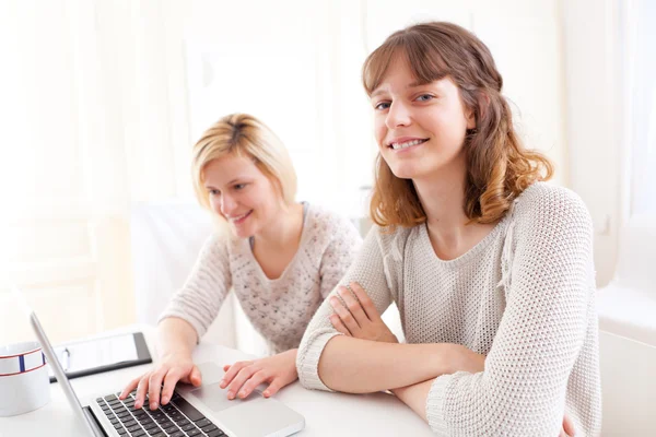 Två studenter flickor som arbetar på en bärbar dator — Stockfoto