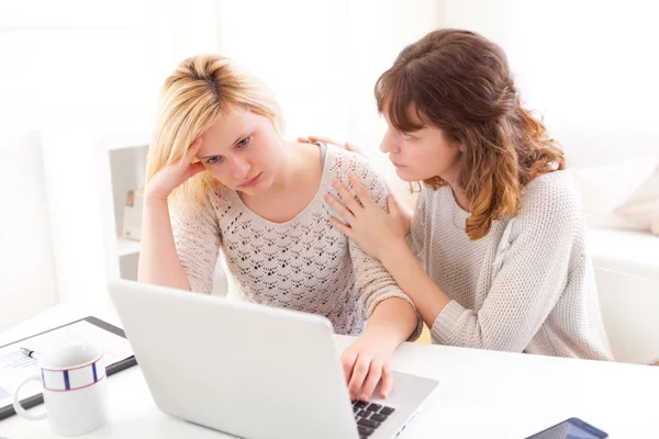 Lazy Girl doesn't want to work with her friend — Stock Photo, Image