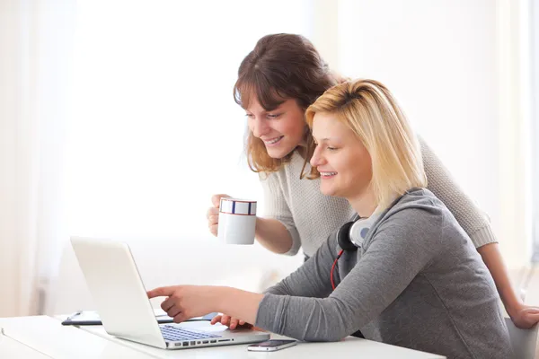 Unga lärare hjälpa en student under hennes läxor — Stockfoto