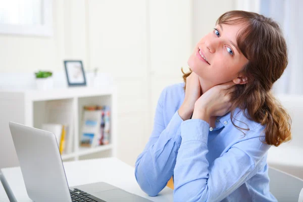 Retrato de una joven mujer de negocios sonriente relajándose en el trabajo — Foto de Stock