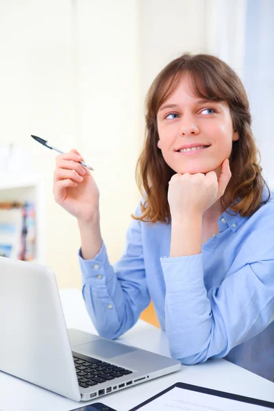 Portret młodego uśmiechający się biznes kobieta w pracy — Zdjęcie stockowe