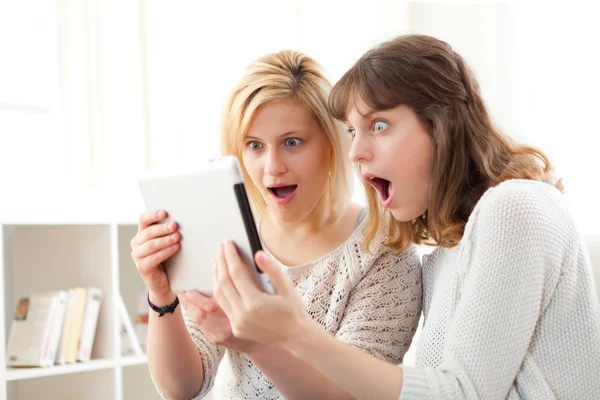 Girls learning important news reading on tablet — Stock Photo, Image
