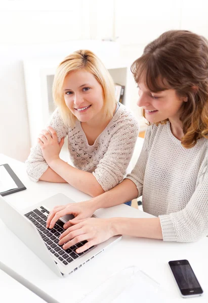 Two students girls working on a laptop — Stock Photo, Image