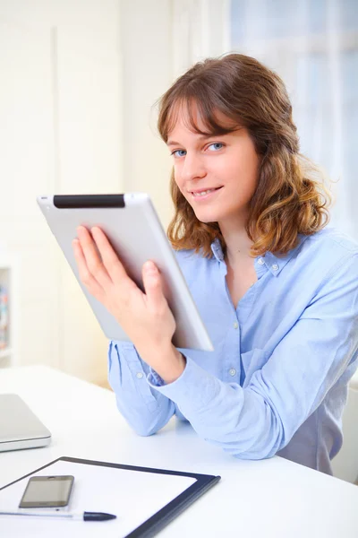 Portret van een jonge zakenvrouw met behulp van een Tablet PC — Stockfoto