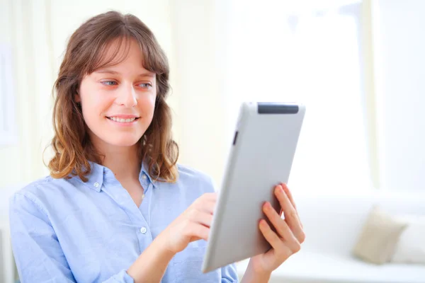 Portret van een jonge zakenvrouw met behulp van een Tablet PC — Stockfoto