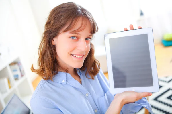 Retrato de una joven mujer de negocios mostrando una pantalla de tableta —  Fotos de Stock