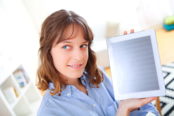 显示平板电脑屏幕的年轻的商界女子肖像 — 图库照片