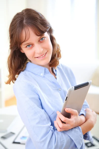Retrato de una joven mujer de negocios con una tableta — Foto de Stock