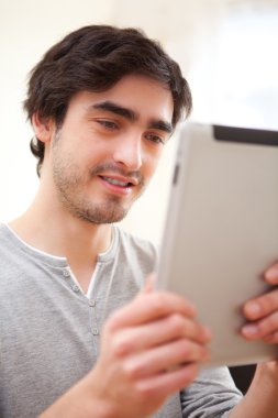 genç adam ofiste tablet kullanma