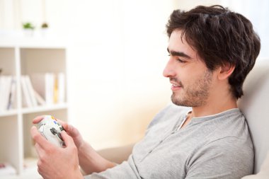 çekici genç iskambil video oyunları online bir kanepe adam 