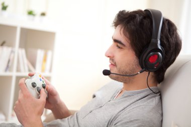 çekici genç iskambil video oyunları online bir kanepe adam 
