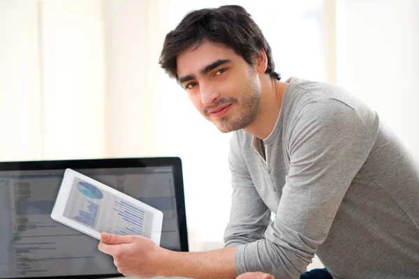 Jovem usando um tablet no escritório — Fotografia de Stock