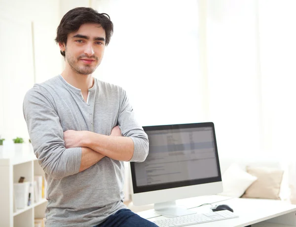 Retrato del joven frente a la computadora — Foto de Stock