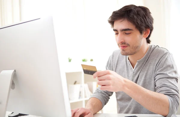 Nyugodt fiatalember online fizetés bankkártyával — Stock Fotó