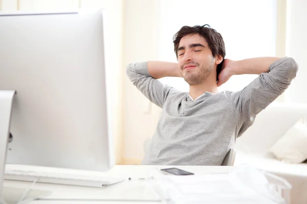 Junger Mann entspannt sich während einer Pause im Büro — Stockfoto