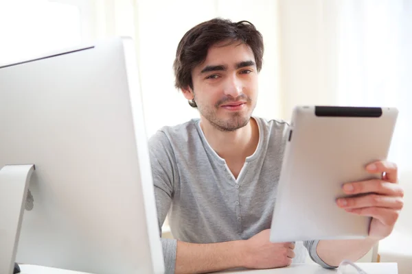 Retrato de um jovem relaxado homens no escritório usando tablet — Fotografia de Stock