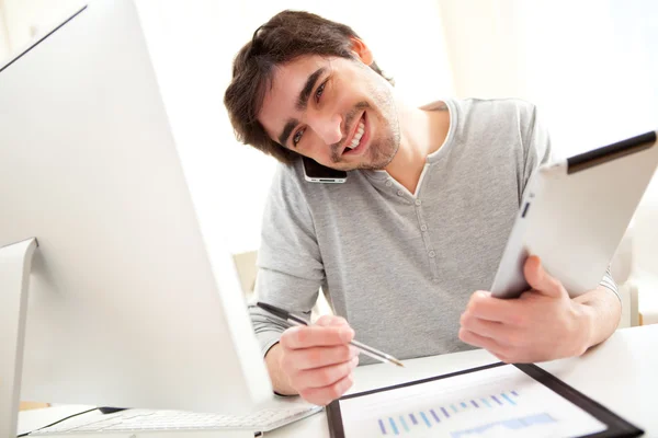 Portret van een jonge drukke mannen op kantoor met behulp van Tablet PC — Stockfoto