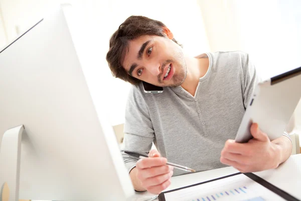 Portret van een jonge drukke mannen op kantoor met behulp van Tablet PC — Stockfoto