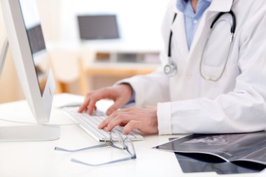 klavyede yazarak doktor eller ayrıntılarını