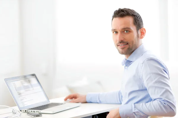 Young doctor analysing a radiography — Stock Photo, Image