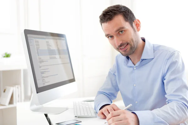 Young relaxed using a computer — Stock Photo, Image