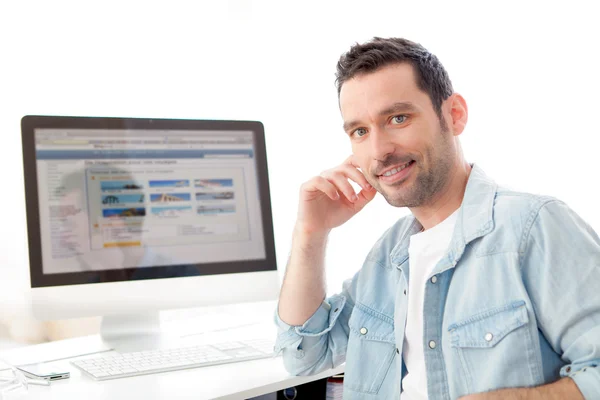 Ontspannen jongeman met behulp van computer — Stockfoto