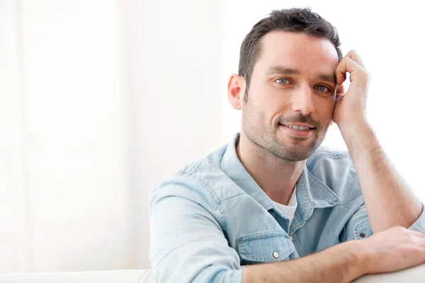 Retrato de um jovem homem relaxado — Fotografia de Stock