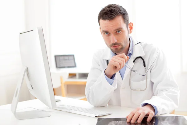 Portrait of a young doctor analysing a radiography — Stock Photo, Image