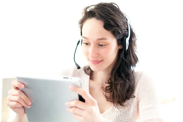 Porträt einer jungen Geschäftsfrau, die zu Hause arbeitet — Stockfoto