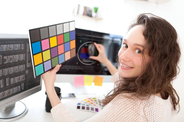 Vrouw fotograaf haar scherm kalibreren — Stockfoto