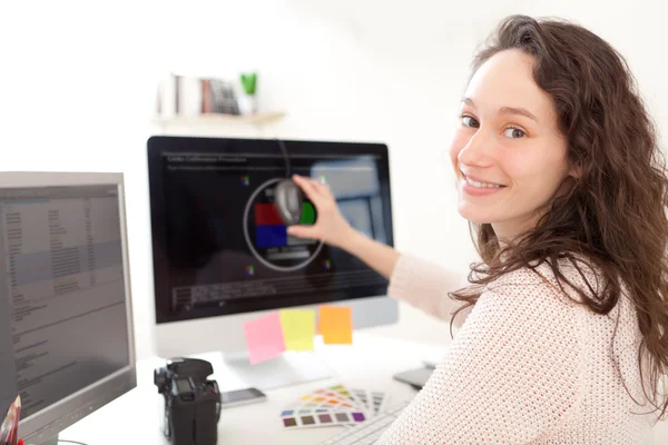 Mujer fotógrafa calibrar su pantalla —  Fotos de Stock